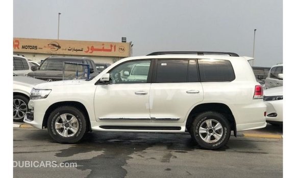 Nunua Imported Toyota Land Cruiser Nyeupe Gari ndani ya Import - Dubai nchini Kati Kenya Nunua Imported Toyota Land Cruiser Nyeupe Gari ndani ya Import - Dubai nchini Kati Kenya