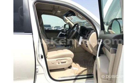 Buy Import Toyota Land Cruiser White Car in Import - Dubai in Central Kenya Buy Import Toyota Land Cruiser White Car in Import - Dubai in Central Kenya