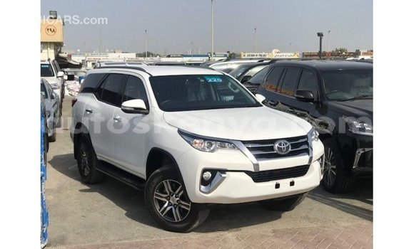 Nunua Imported Toyota Fortuner Nyeupe Gari ndani ya Import - Dubai nchini Kati Kenya Nunua Imported Toyota Fortuner Nyeupe Gari ndani ya Import - Dubai nchini Kati Kenya