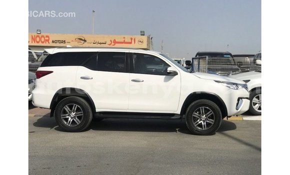 Nunua Imported Toyota Fortuner Nyeupe Gari ndani ya Import - Dubai nchini Kati Kenya Nunua Imported Toyota Fortuner Nyeupe Gari ndani ya Import - Dubai nchini Kati Kenya