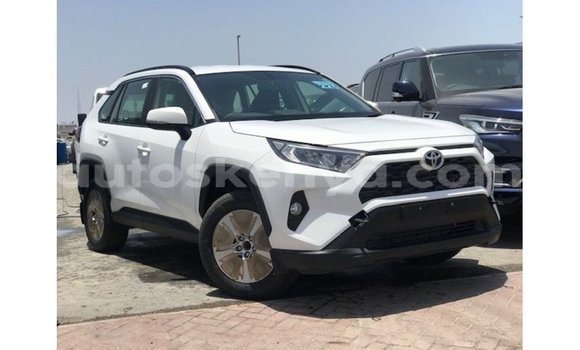 Imported Toyota Ade White Netiree iti Import - Dubai keessatti Central Kenya keessatti