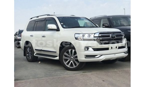 Imported Toyota Land Cruiser White Makiinaa iti Import - Dubai keessatti Central Kenya keessatti