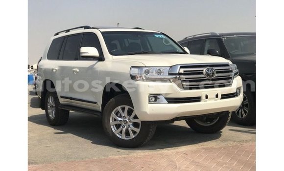 Nunua Imported Toyota Land Cruiser Nyeupe Gari ndani ya Import - Dubai nchini Kati Kenya