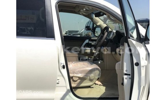 Nunua Imported Toyota Land Cruiser Nyeupe Gari ndani ya Import - Dubai nchini Kati Kenya Nunua Imported Toyota Land Cruiser Nyeupe Gari ndani ya Import - Dubai nchini Kati Kenya