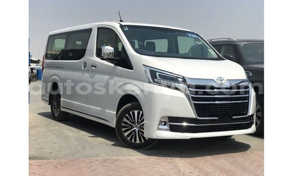 Imported Toyota Granvia White Makiinaa iti Import - Dubai keessatti Central Kenya keessatti