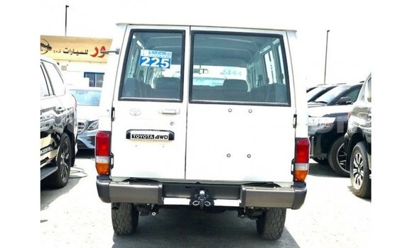 Nunua Imported Toyota Land Cruiser Nyeupe Gari ndani ya Import - Dubai nchini Kati Kenya Nunua Imported Toyota Land Cruiser Nyeupe Gari ndani ya Import - Dubai nchini Kati Kenya