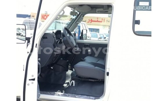 Nunua Imported Toyota Land Cruiser Nyeupe Gari ndani ya Import - Dubai nchini Kati Kenya Nunua Imported Toyota Land Cruiser Nyeupe Gari ndani ya Import - Dubai nchini Kati Kenya