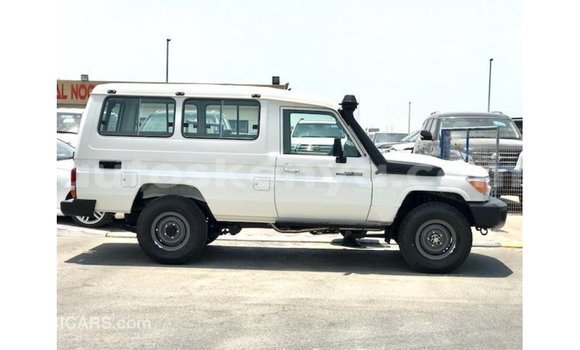 Nunua Imported Toyota Land Cruiser Nyeupe Gari ndani ya Import - Dubai nchini Kati Kenya Nunua Imported Toyota Land Cruiser Nyeupe Gari ndani ya Import - Dubai nchini Kati Kenya