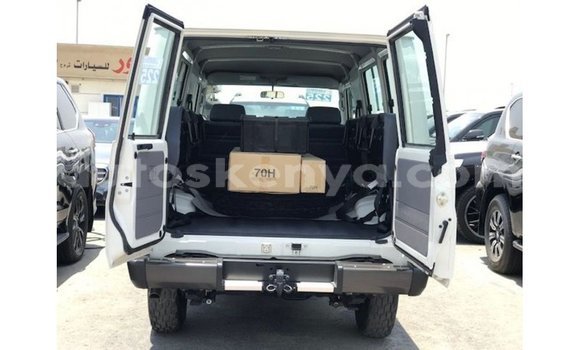 Nunua Imported Toyota Land Cruiser Nyeupe Gari ndani ya Import - Dubai nchini Kati Kenya Nunua Imported Toyota Land Cruiser Nyeupe Gari ndani ya Import - Dubai nchini Kati Kenya