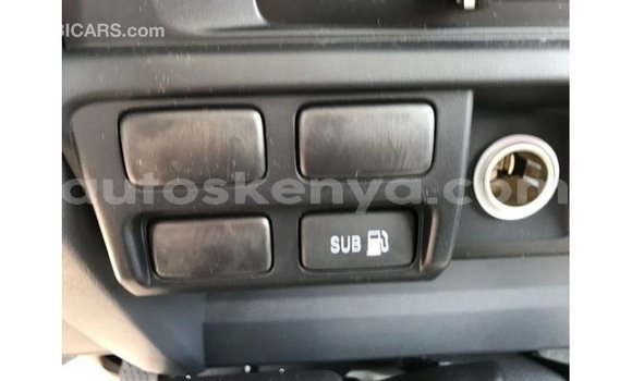 Nunua Imported Toyota Land Cruiser Nyeupe Gari ndani ya Import - Dubai nchini Kati Kenya Nunua Imported Toyota Land Cruiser Nyeupe Gari ndani ya Import - Dubai nchini Kati Kenya