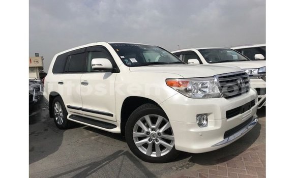 Nunua Imported Toyota Land Cruiser Nyeupe Gari ndani ya Import - Dubai nchini Kati Kenya