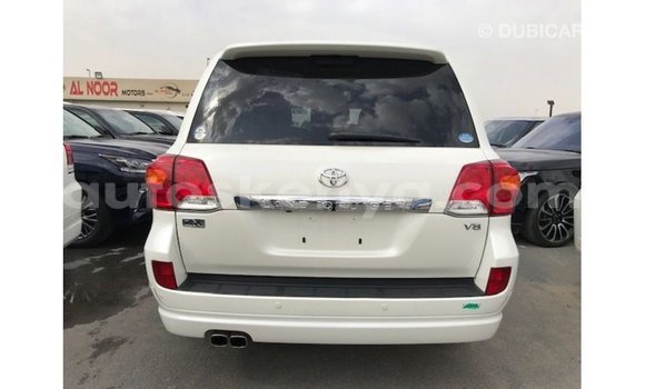 Imported Toyota Land Cruiser White Makiinaa iti Import - Dubai keessatti Central Kenya keessatti Imported Toyota Land Cruiser White Makiinaa iti Import - Dubai keessatti Central Kenya keessatti