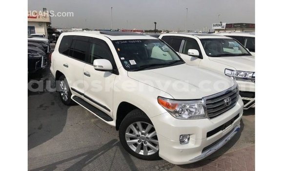 Imported Toyota Land Cruiser White Makiinaa iti Import - Dubai keessatti Central Kenya keessatti Imported Toyota Land Cruiser White Makiinaa iti Import - Dubai keessatti Central Kenya keessatti