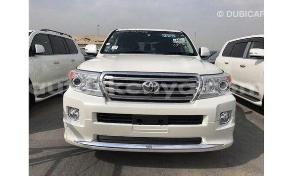 Imported Toyota Land Cruiser White Makiinaa iti Import - Dubai keessatti Central Kenya keessatti Imported Toyota Land Cruiser White Makiinaa iti Import - Dubai keessatti Central Kenya keessatti