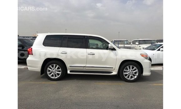 Imported Toyota Land Cruiser White Makiinaa iti Import - Dubai keessatti Central Kenya keessatti Imported Toyota Land Cruiser White Makiinaa iti Import - Dubai keessatti Central Kenya keessatti