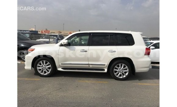 Imported Toyota Land Cruiser White Makiinaa iti Import - Dubai keessatti Central Kenya keessatti Imported Toyota Land Cruiser White Makiinaa iti Import - Dubai keessatti Central Kenya keessatti