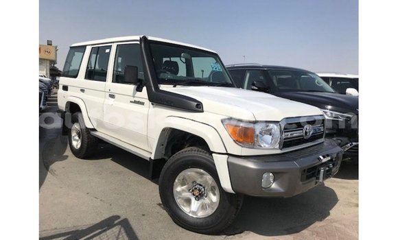 Nunua Imported Toyota Land Cruiser Nyeupe Gari ndani ya Import - Dubai nchini Kati Kenya