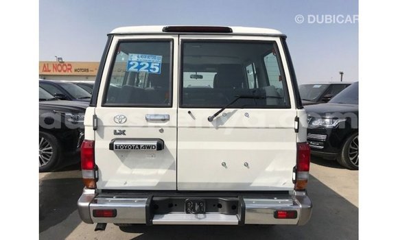 Nunua Imported Toyota Land Cruiser Nyeupe Gari ndani ya Import - Dubai nchini Kati Kenya Nunua Imported Toyota Land Cruiser Nyeupe Gari ndani ya Import - Dubai nchini Kati Kenya