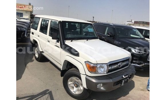 Nunua Imported Toyota Land Cruiser Nyeupe Gari ndani ya Import - Dubai nchini Kati Kenya Nunua Imported Toyota Land Cruiser Nyeupe Gari ndani ya Import - Dubai nchini Kati Kenya
