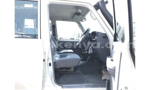 Nunua Imported Toyota Land Cruiser Nyeupe Gari ndani ya Import - Dubai nchini Kati Kenya Nunua Imported Toyota Land Cruiser Nyeupe Gari ndani ya Import - Dubai nchini Kati Kenya