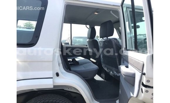 Nunua Imported Toyota Land Cruiser Nyeupe Gari ndani ya Import - Dubai nchini Kati Kenya Nunua Imported Toyota Land Cruiser Nyeupe Gari ndani ya Import - Dubai nchini Kati Kenya