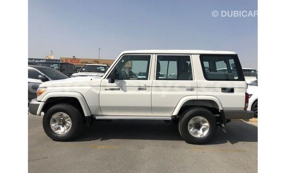 Nunua Imported Toyota Land Cruiser Nyeupe Gari ndani ya Import - Dubai nchini Kati Kenya Nunua Imported Toyota Land Cruiser Nyeupe Gari ndani ya Import - Dubai nchini Kati Kenya