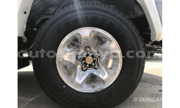 Nunua Imported Toyota Land Cruiser Nyeupe Gari ndani ya Import - Dubai nchini Kati Kenya Nunua Imported Toyota Land Cruiser Nyeupe Gari ndani ya Import - Dubai nchini Kati Kenya