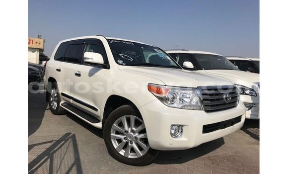 Imported Toyota Land Cruiser White Makiinaa iti Import - Dubai keessatti Central Kenya keessatti Imported Toyota Land Cruiser White Makiinaa iti Import - Dubai keessatti Central Kenya keessatti