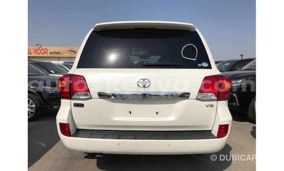 Imported Toyota Land Cruiser White Makiinaa iti Import - Dubai keessatti Central Kenya keessatti Imported Toyota Land Cruiser White Makiinaa iti Import - Dubai keessatti Central Kenya keessatti