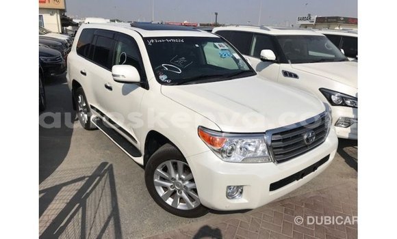 Imported Toyota Land Cruiser White Makiinaa iti Import - Dubai keessatti Central Kenya keessatti Imported Toyota Land Cruiser White Makiinaa iti Import - Dubai keessatti Central Kenya keessatti