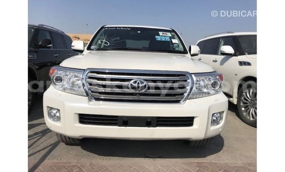 Imported Toyota Land Cruiser White Makiinaa iti Import - Dubai keessatti Central Kenya keessatti Imported Toyota Land Cruiser White Makiinaa iti Import - Dubai keessatti Central Kenya keessatti