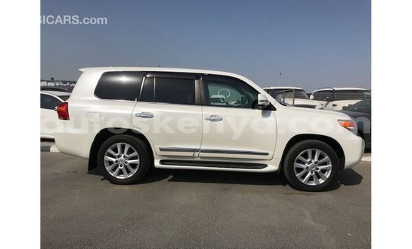 Imported Toyota Land Cruiser White Makiinaa iti Import - Dubai keessatti Central Kenya keessatti Imported Toyota Land Cruiser White Makiinaa iti Import - Dubai keessatti Central Kenya keessatti