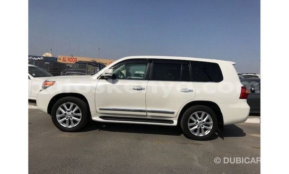 Imported Toyota Land Cruiser White Makiinaa iti Import - Dubai keessatti Central Kenya keessatti Imported Toyota Land Cruiser White Makiinaa iti Import - Dubai keessatti Central Kenya keessatti