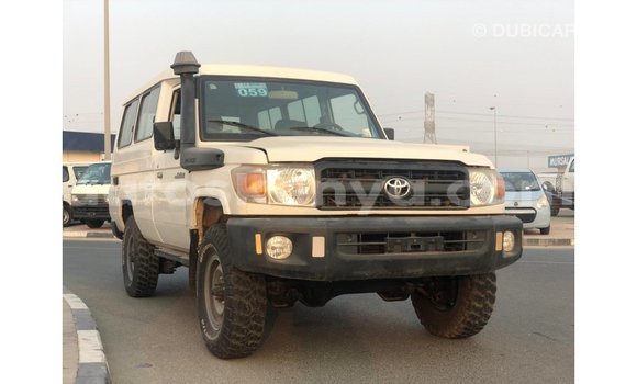 Nunua Imported Toyota Land Cruiser Nyeupe Gari ndani ya Import - Dubai nchini Kati Kenya Nunua Imported Toyota Land Cruiser Nyeupe Gari ndani ya Import - Dubai nchini Kati Kenya
