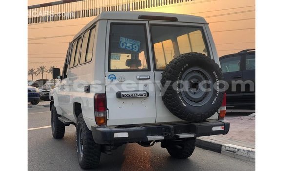 Nunua Imported Toyota Land Cruiser Nyeupe Gari ndani ya Import - Dubai nchini Kati Kenya Nunua Imported Toyota Land Cruiser Nyeupe Gari ndani ya Import - Dubai nchini Kati Kenya