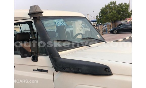 Nunua Imported Toyota Land Cruiser Nyeupe Gari ndani ya Import - Dubai nchini Kati Kenya Nunua Imported Toyota Land Cruiser Nyeupe Gari ndani ya Import - Dubai nchini Kati Kenya