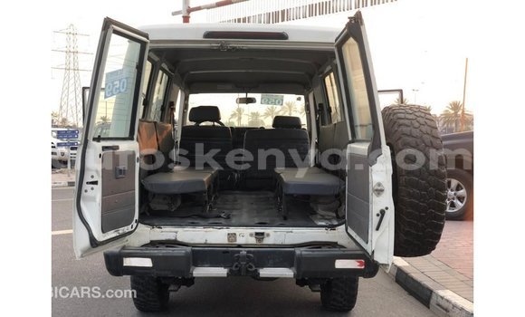 Nunua Imported Toyota Land Cruiser Nyeupe Gari ndani ya Import - Dubai nchini Kati Kenya Nunua Imported Toyota Land Cruiser Nyeupe Gari ndani ya Import - Dubai nchini Kati Kenya