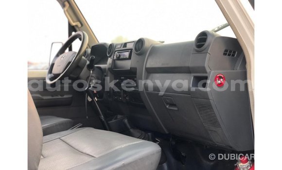 Nunua Imported Toyota Land Cruiser Nyeupe Gari ndani ya Import - Dubai nchini Kati Kenya Nunua Imported Toyota Land Cruiser Nyeupe Gari ndani ya Import - Dubai nchini Kati Kenya