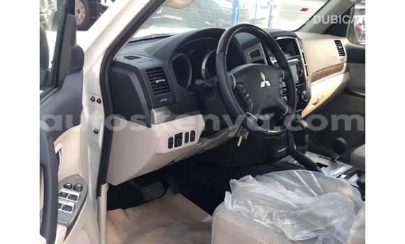 Imported Mitsubishi Pajero White Makiinaa iti Import - Dubai keessatti Central Kenya keessatti Imported Mitsubishi Pajero White Makiinaa iti Import - Dubai keessatti Central Kenya keessatti