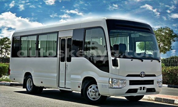 Nunua Imported Toyota Coaster Nyeupe Gari ndani ya Import - Dubai nchini Kati Kenya