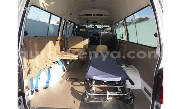 Nunua Imported Toyota Regius Nyeupe Gari ndani ya Import - Dubai nchini Kati Kenya Nunua Imported Toyota Regius Nyeupe Gari ndani ya Import - Dubai nchini Kati Kenya