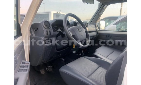 Buy Import Toyota Land Cruiser White Car in Import - Dubai in Central Kenya Buy Import Toyota Land Cruiser White Car in Import - Dubai in Central Kenya
