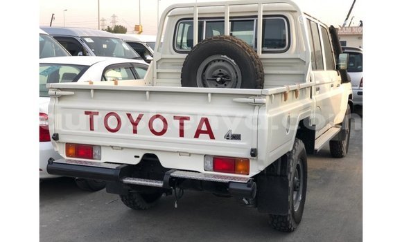 Nunua Imported Toyota Land Cruiser Nyeupe Gari ndani ya Import - Dubai nchini Kati Kenya Nunua Imported Toyota Land Cruiser Nyeupe Gari ndani ya Import - Dubai nchini Kati Kenya