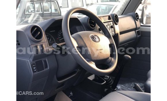 Nunua Imported Toyota Land Cruiser Nyeupe Gari ndani ya Import - Dubai nchini Kati Kenya Nunua Imported Toyota Land Cruiser Nyeupe Gari ndani ya Import - Dubai nchini Kati Kenya