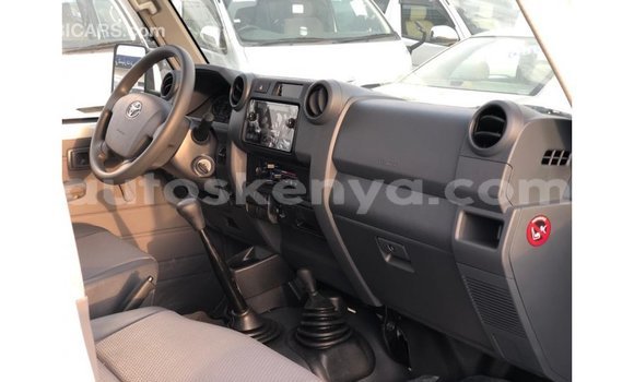 Nunua Imported Toyota Land Cruiser Nyeupe Gari ndani ya Import - Dubai nchini Kati Kenya Nunua Imported Toyota Land Cruiser Nyeupe Gari ndani ya Import - Dubai nchini Kati Kenya
