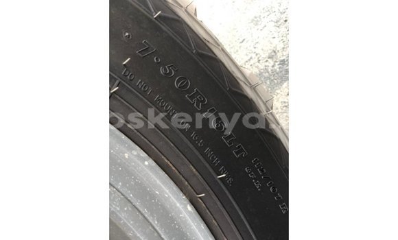 Nunua Imported Toyota Land Cruiser Nyeupe Gari ndani ya Import - Dubai nchini Kati Kenya Nunua Imported Toyota Land Cruiser Nyeupe Gari ndani ya Import - Dubai nchini Kati Kenya