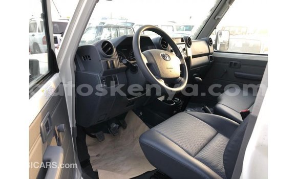Nunua Imported Toyota Land Cruiser Nyeupe Gari ndani ya Import - Dubai nchini Kati Kenya Nunua Imported Toyota Land Cruiser Nyeupe Gari ndani ya Import - Dubai nchini Kati Kenya