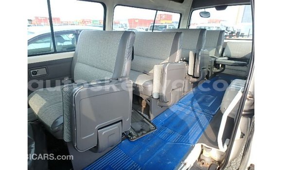 Nunua Imported Nissan Caravan Nyeupe Gari ndani ya Import - Dubai nchini Kati Kenya Nunua Imported Nissan Caravan Nyeupe Gari ndani ya Import - Dubai nchini Kati Kenya