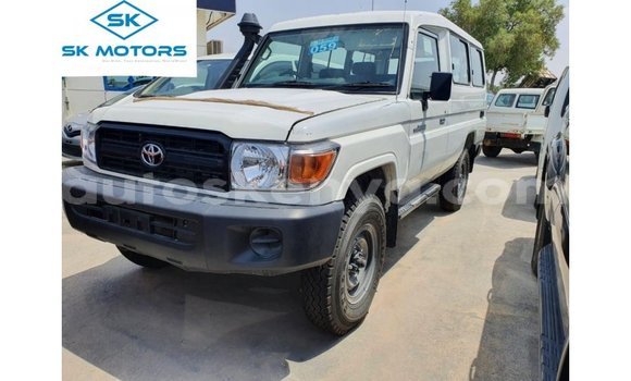 Nunua Imported Toyota Land Cruiser Nyeupe Gari ndani ya Import - Dubai nchini Kati Kenya Nunua Imported Toyota Land Cruiser Nyeupe Gari ndani ya Import - Dubai nchini Kati Kenya