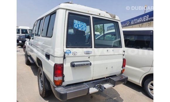 Nunua Imported Toyota Land Cruiser Nyeupe Gari ndani ya Import - Dubai nchini Kati Kenya Nunua Imported Toyota Land Cruiser Nyeupe Gari ndani ya Import - Dubai nchini Kati Kenya